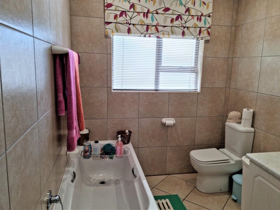 5 Bedroom Property for Sale in Melodie North West